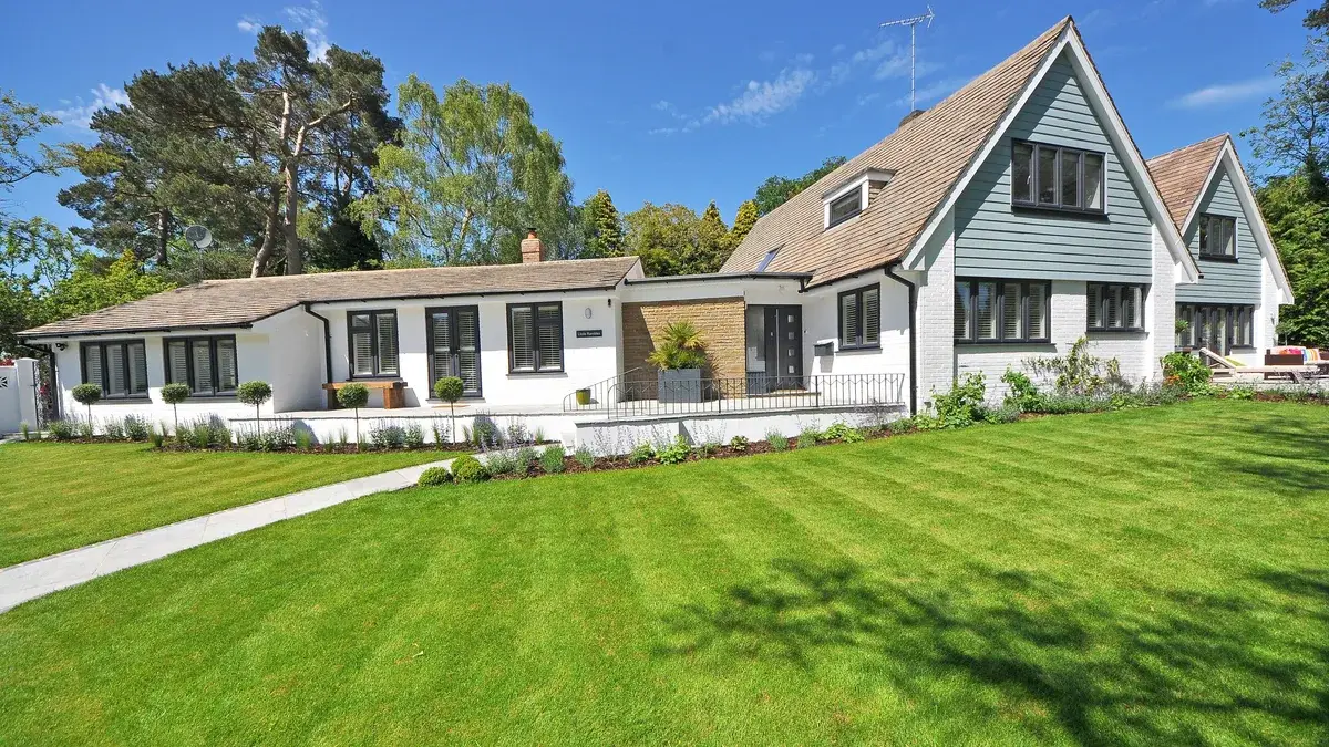 Detached house with a wide manicured lawn